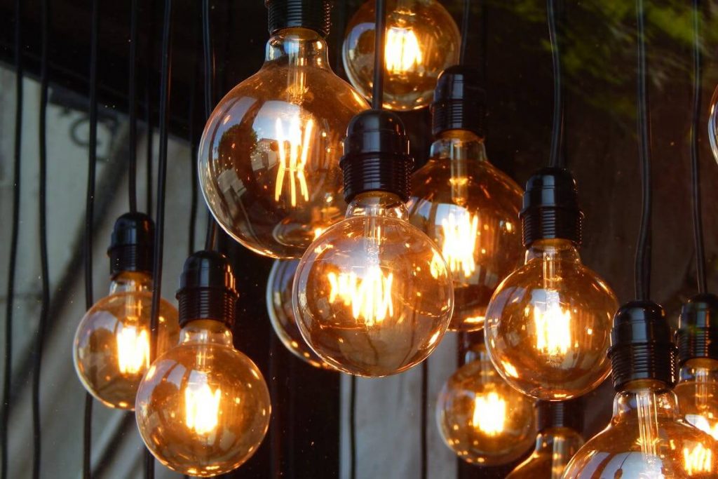 Risparmiare con Estra: Offerte Luce e Gas Convenienti